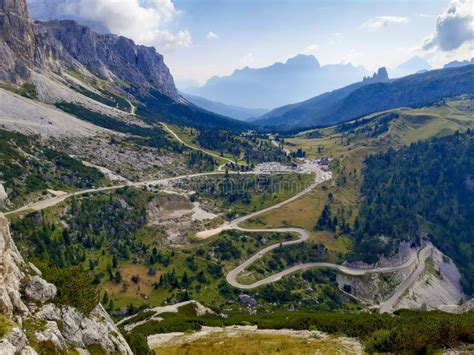 Strada di montagna tortuosa con sfondo di vette