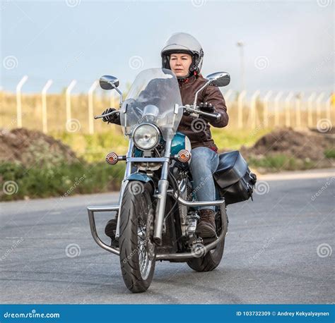 Motociclista esperto che guida da solo