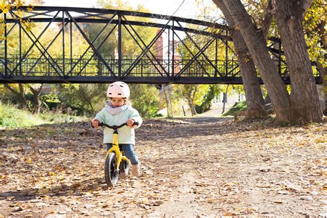 Bambino che impara a stare in equilibrio su una bici senza pedali