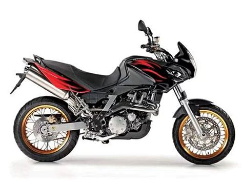 Aprilia Pegaso 650 i.e. in un paesaggio naturale