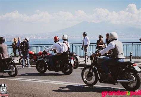 Famiglia di motociclisti con moto d'epoca