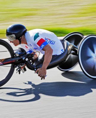 Atleta in handbike durante una gara