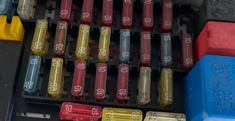 Primo piano di una scatola fusibili con diversi fusibili colorati