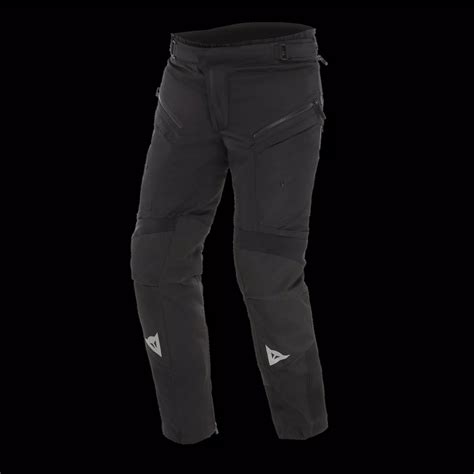 Motociclista con pantaloni Dainese