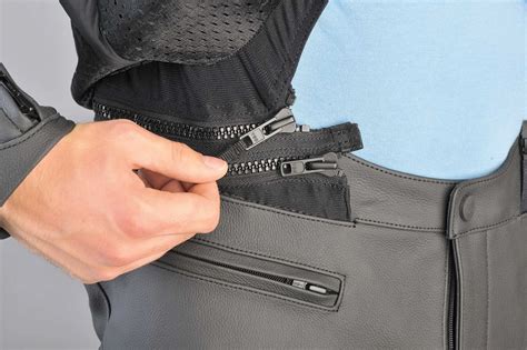 Primo piano di una cerniera di collegamento giacca-pantalone Dainese