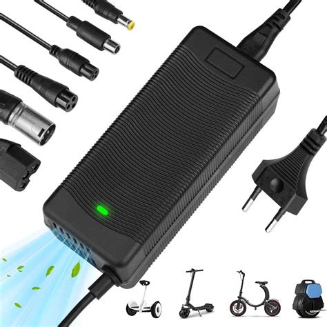 Caricabatterie collegato a un monopattino elettrico Xiaomi