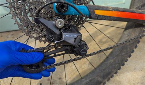 meccanico che ripara un deragliatore posteriore di mountain bike