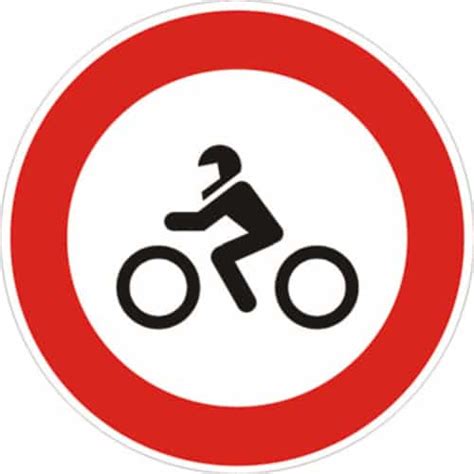 Cartello di divieto di transito per moto nei boschi