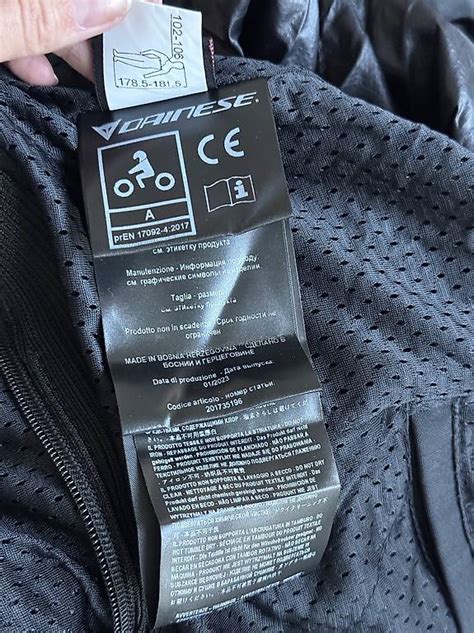 Dettagli di una giacca moto Dainese: zip, regolazioni, inserti