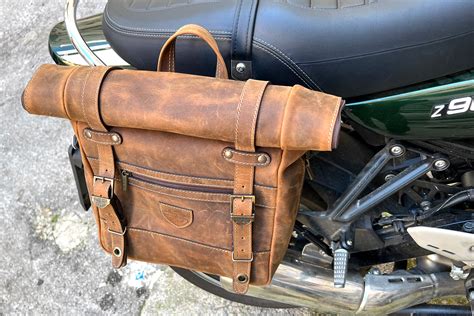Kawasaki W800 con borsa laterale in cuoio nero
