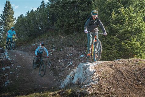 Ciclisti che affrontano un sentiero tecnico in mountain bike