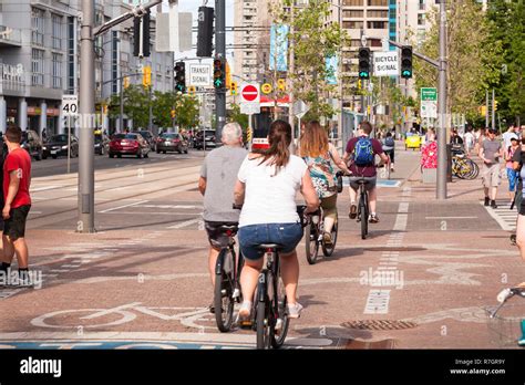 Ciclisti su una pista ciclabile in città