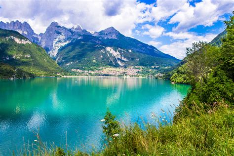 Lago di Molveno con montagne sullo sfondo