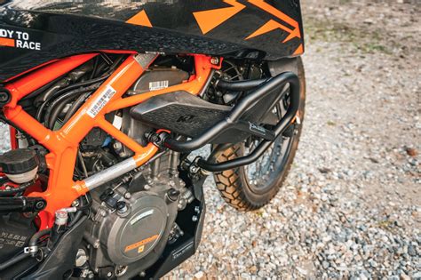 Schema di montaggio delle barre paracarena Outback Motortek su una KTM 690