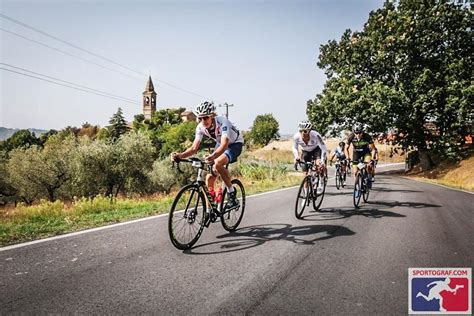 Ciclisti che affrontano una salita durante una granfondo