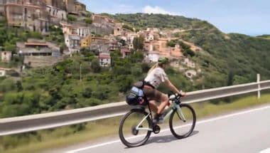 bicicletta elettrica che percorre una strada cittadina