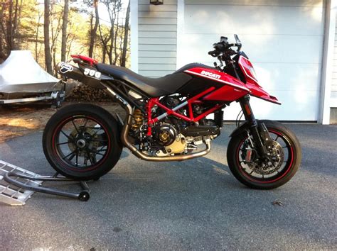 Dettaglio delle sospensioni Öhlins sulla Ducati Hypermotard 1100 Evo SP