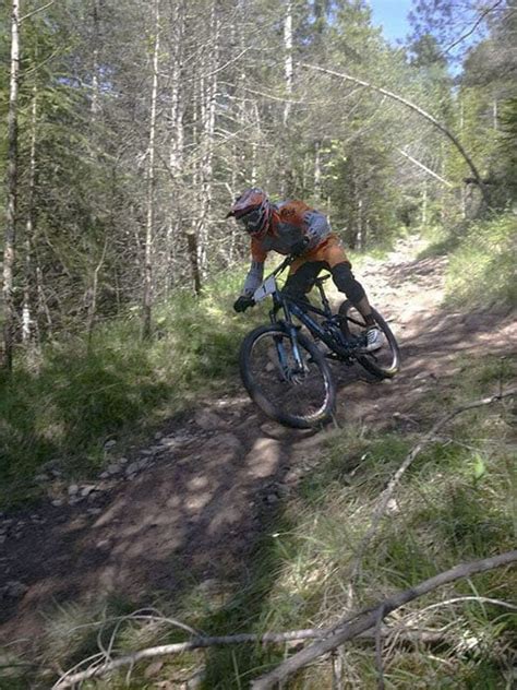 Ciclista su mountain bike che affronta un sentiero sterrato