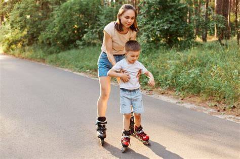 istruttore skate insegna a ragazzo