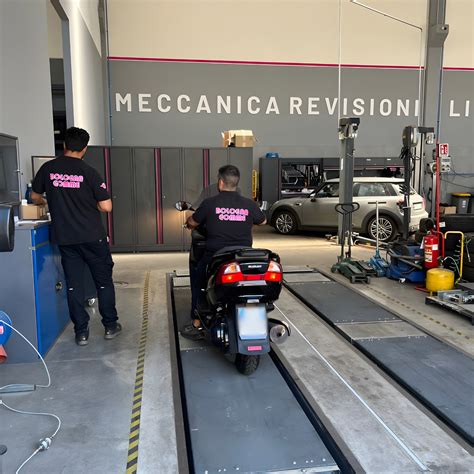 Scooter in officina per la revisione