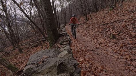 Ciclista in mountain bike su sentiero sterrato