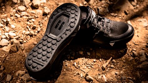 Primo piano di scarpe da mountain bike con pedali flat