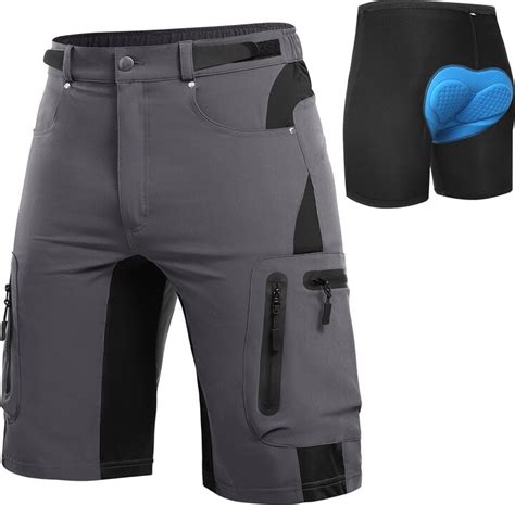 Ciclista in mountain bike con baggy shorts e zaino