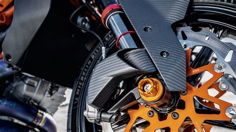 Dettaglio della forcella WP della KTM 790 Duke