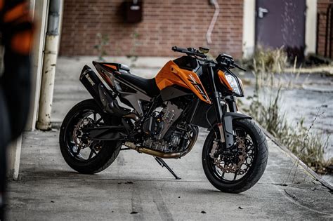 Vista frontale della KTM 790 Duke con il suo design affilato