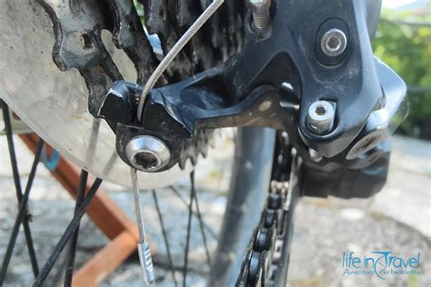 primo piano di un registro di regolazione del cavo del freno di una bicicletta