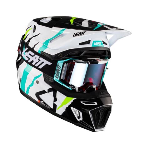 Primo piano di un casco da motocross con maschera