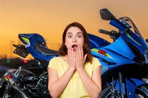 Valentina Rossi che posa con una moto sportiva