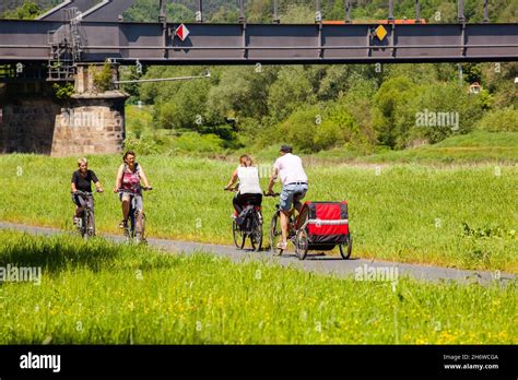 Ciclisti su una pista ciclabile in un paesaggio naturale