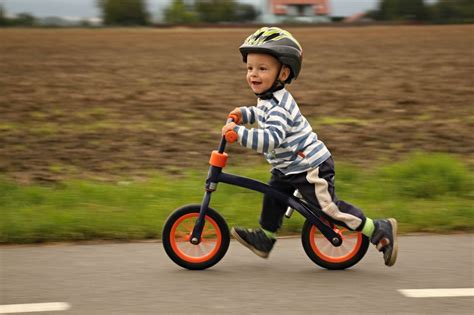 Bambino che pedala con una balance bike