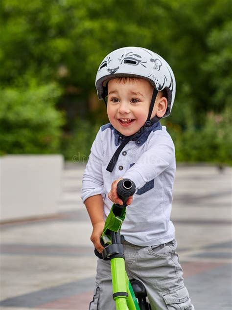 Bambino con casco su una bicicletta con pedali