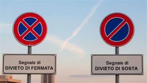 Cartelli divieto di sosta e fermata