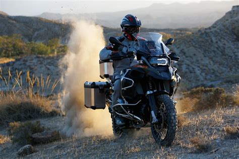 BMW R 1200 GS Adventure in un paesaggio montano