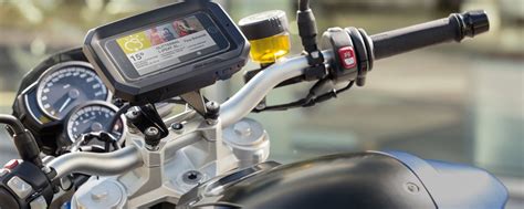 Moto BMW GS con supporto smartphone montato sul manubrio