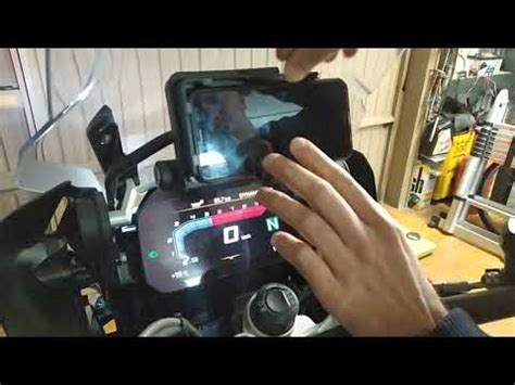 Schema di installazione di un supporto smartphone su una BMW GS