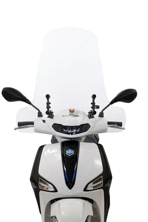 Parabrezza Isotta E340 montato su uno scooter Piaggio Liberty