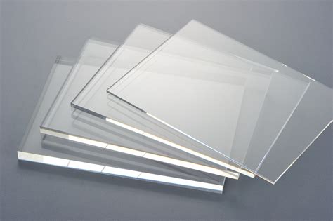 Primo piano del materiale plexiglass trasparente del parabrezza