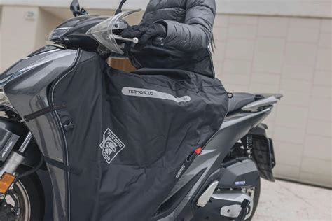 Coprigambe Tucano Urbano Termoscud montato su uno scooter Kymco