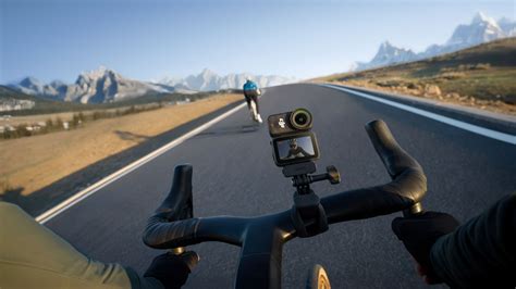 Mountain biker in azione con action cam montata sul casco