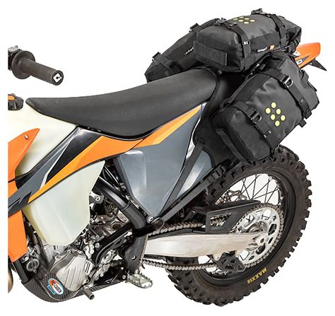 Moto da enduro preparata per il deserto con borse e accessori