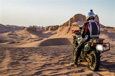 Motociclista con abbigliamento tecnico da deserto