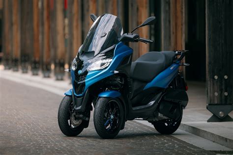 Primo piano del Piaggio MP3 310 con fanaleria LED