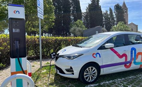 Piaggio 1 in carica, simbolo di mobilità elettrica