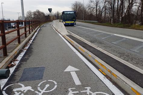 Esempio di pista ciclabile in sede propria con spartitraffico