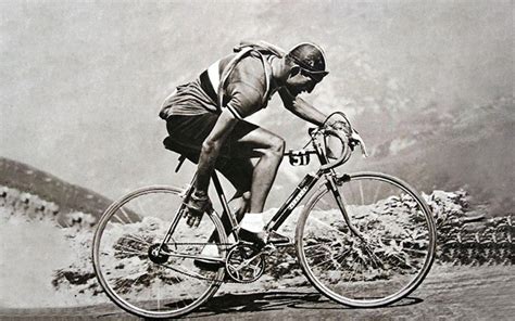 Bicicletta d'epoca e abbigliamento da ciclista degli anni '20