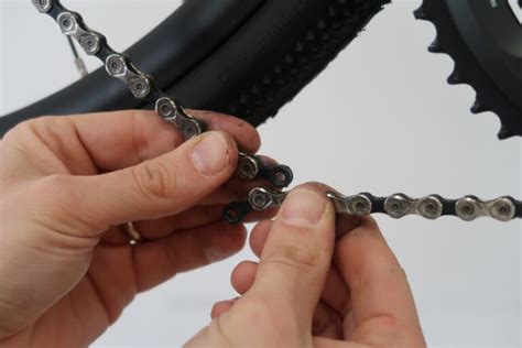 Strumenti per la manutenzione della catena e del pacco pignoni di una bicicletta